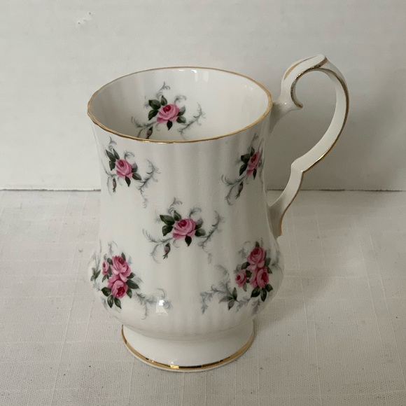 ROYAL WINDSOR | Cabbage Roses pattern. Fine Bone China Mug. - Picture 1 of 8